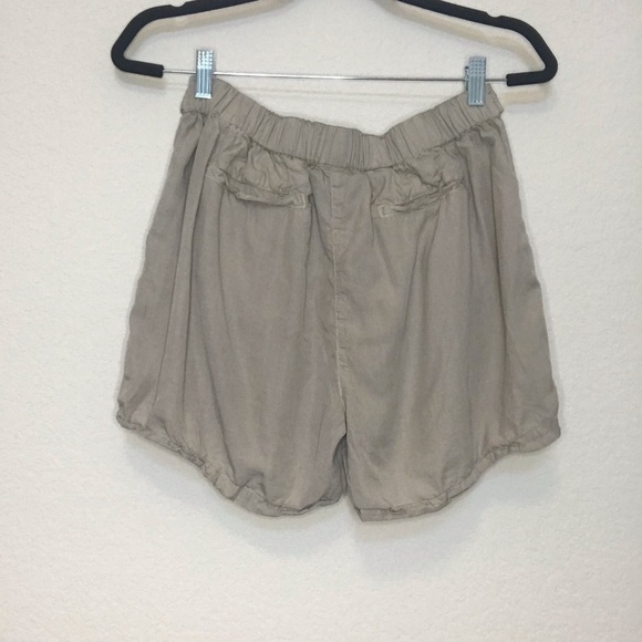 Bobeau Light Olive Green Shorts - Picture 2 of 4